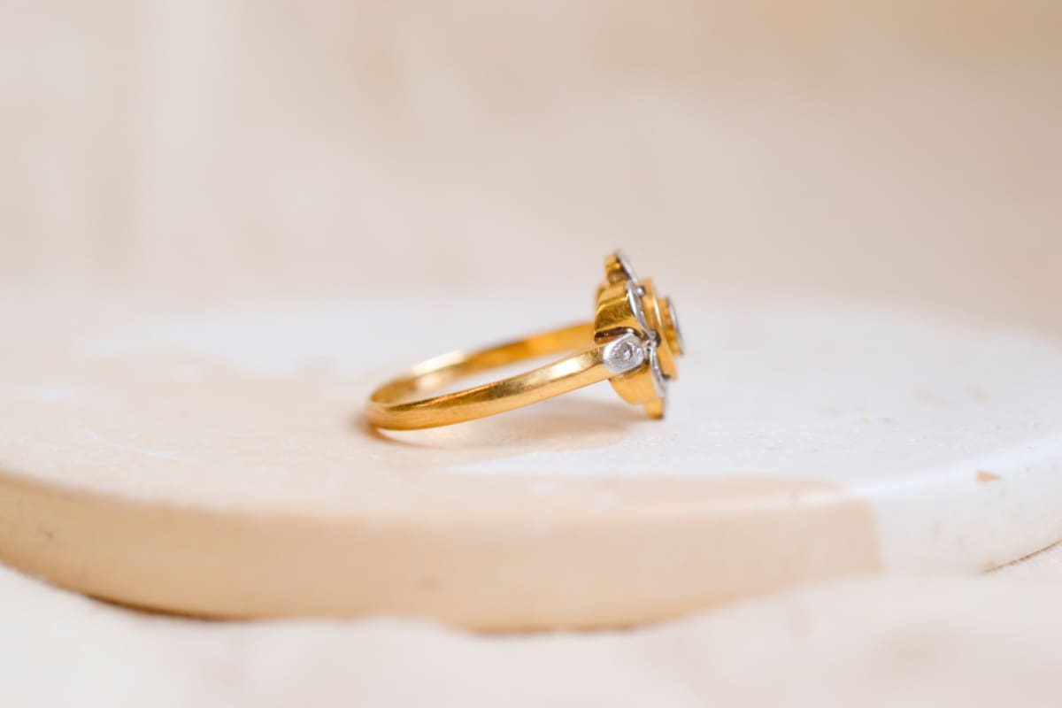 Bague ancienne fleur en Or jaune 18 carats et Platine ornée de Diamants