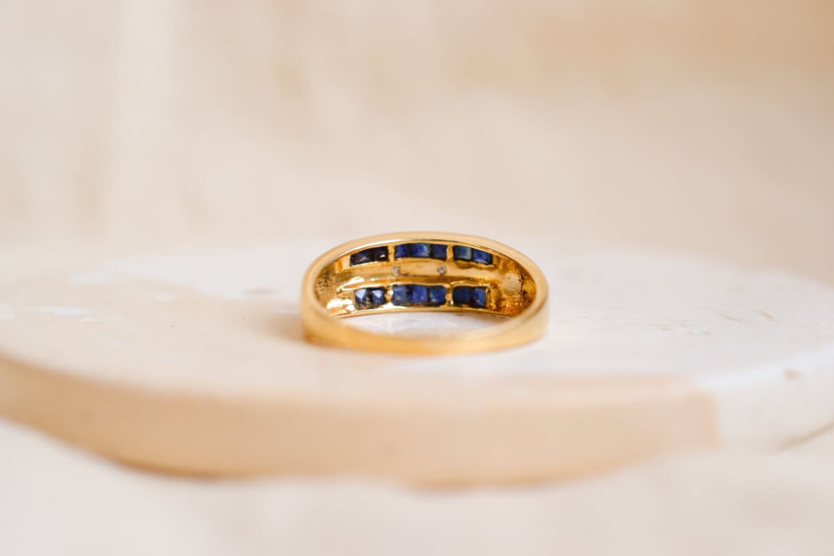 Bague bandeau Vintage en Or jaune 18 carats sertie de Saphirs et de Diamants