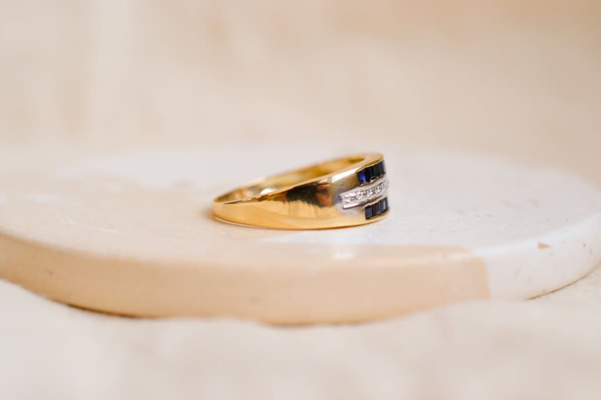 Bague bandeau ancienne en Or jaune 18 carats ornée de Saphirs et de Diamants
