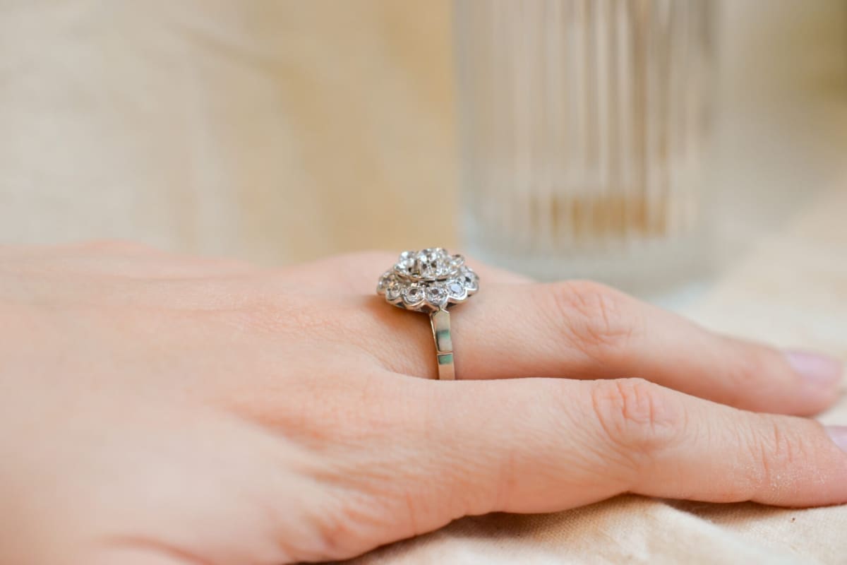 Bague de fiançailles ancienne en Or blanc 18 carats ornée de pierres blanches