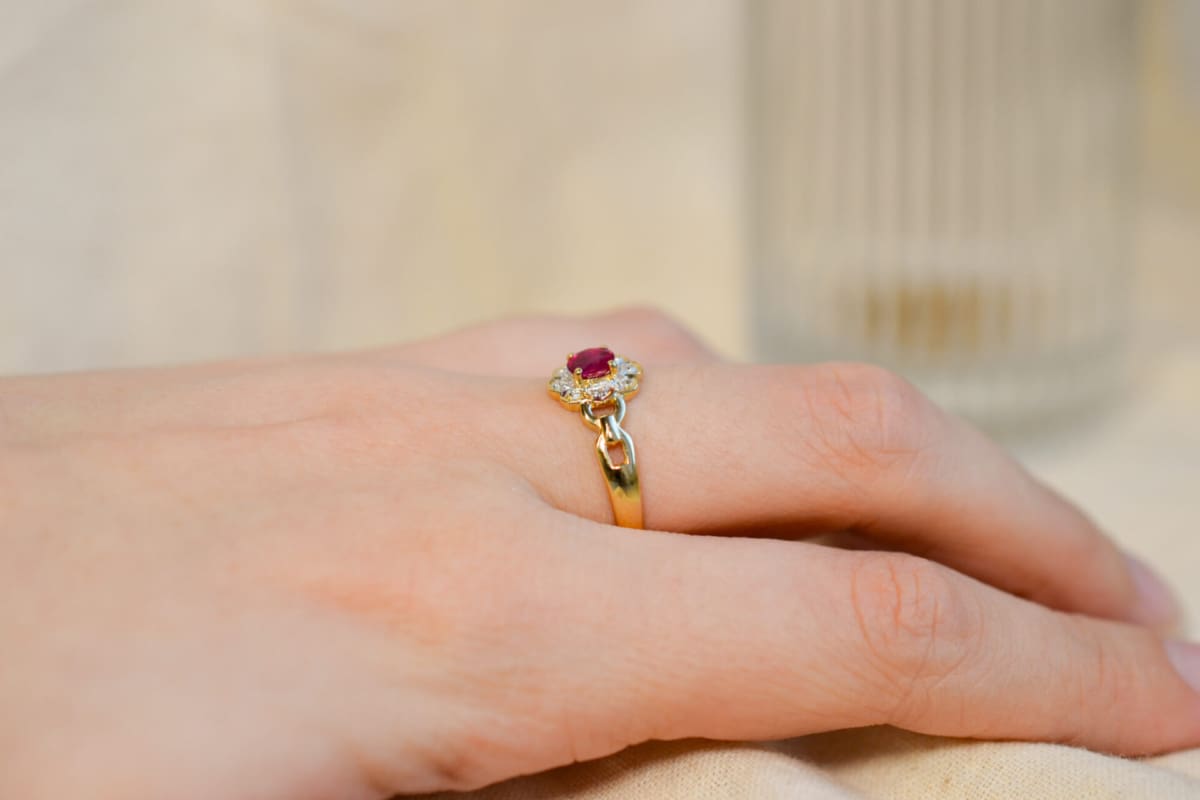 Bague de fiançailles ancienne en Or jaune 18 carats ornée d'un Rubis et de Diamants