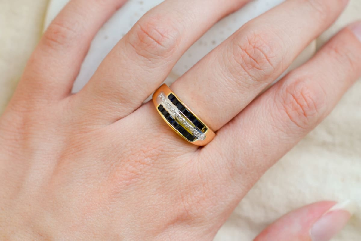 Bague de fiançailles en Or jaune 18 carats sertie de Saphirs calibrés et de roses de Diamants