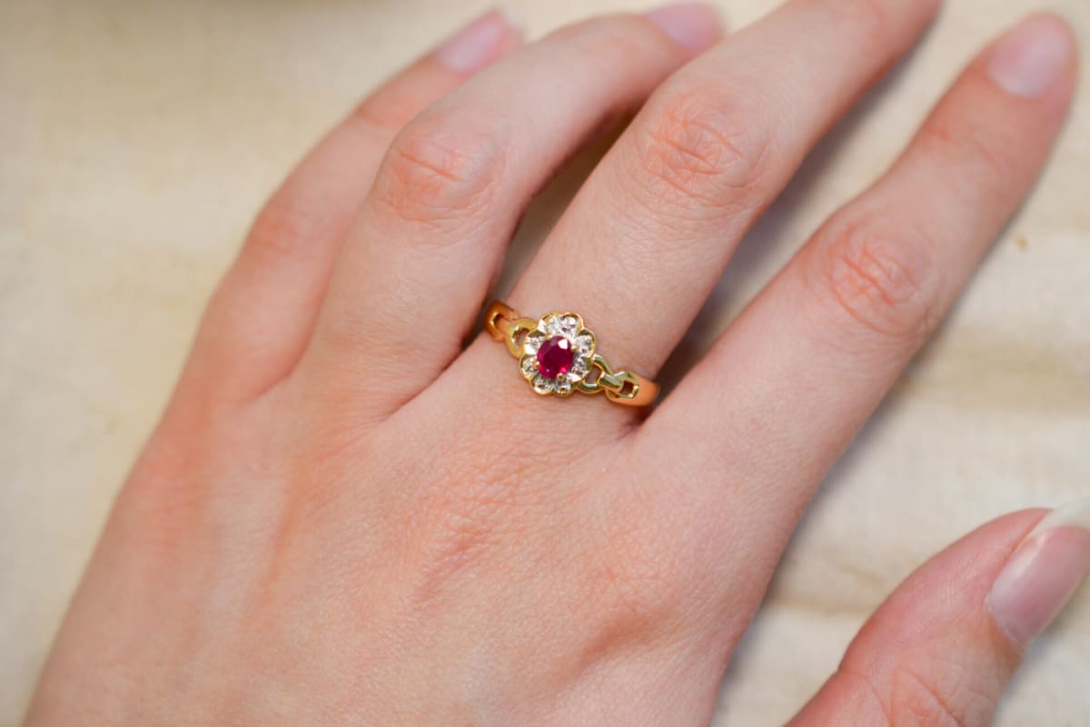 Bague de fiançailles fleur en Or jaune 18 carats centrée d'un Rubis entouré de Diamants