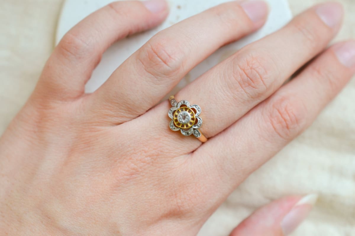 Bague de fiançailles fleur en Or jaune 18 carats et Platine sertie de Diamants