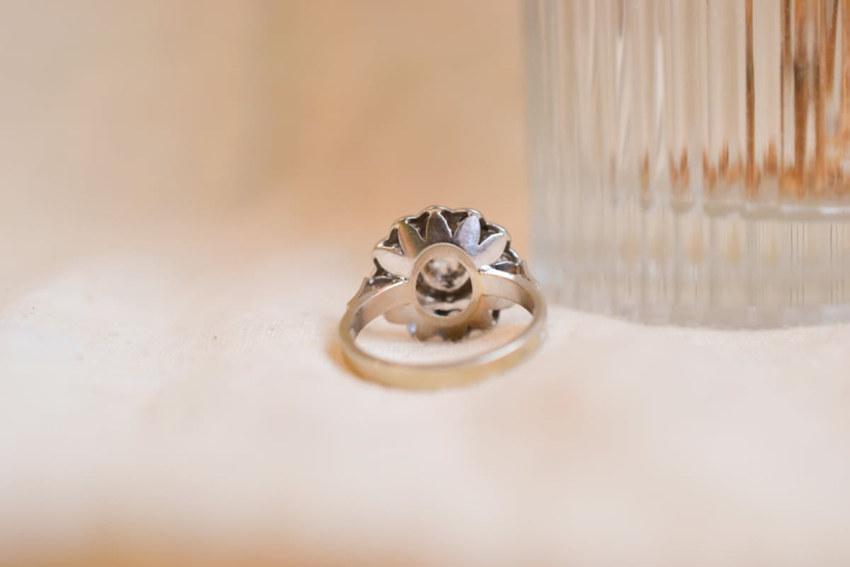 Bague fleur Vintage en Or blanc 18 carats sertie d'Oxydes