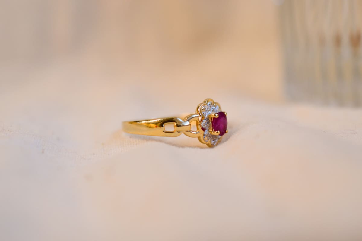 Bague fleur ancienne en Or jaune 18 carats ornée d'un Rubis et de Diamants