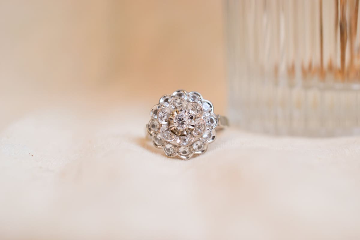 Bague fleur en Or blanc 18 carats sertie de pierres blanches