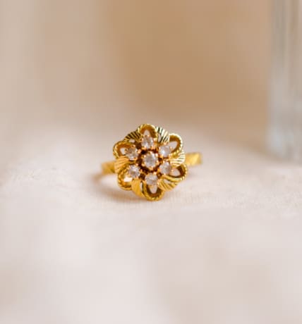 Bague fleur en Or jaune 18 carats ajourée, striée et ciselée