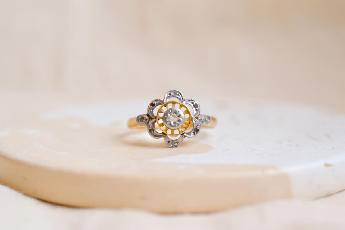 Bague fleur en Or jaune 18 carats et Platine sertie de Diamants