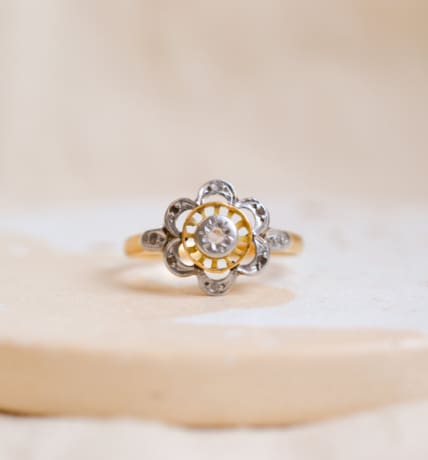 Bague fleur en Or jaune 18 carats et Platine sertie de Diamants