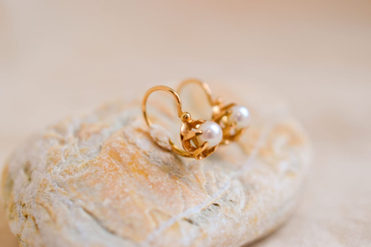 Boucles d'oreilles Vintage en Or jaune 18 carats serties griffes d'une Perle de culture