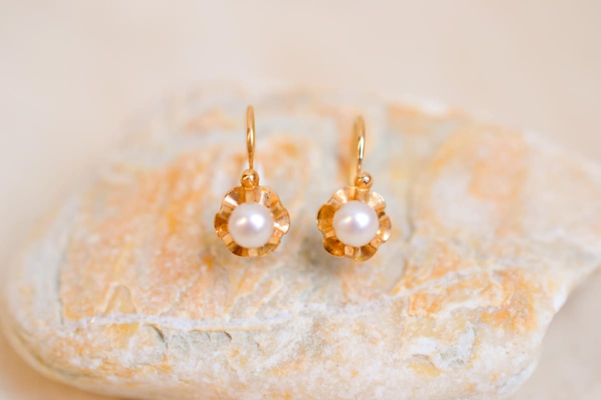 Dormeuses anciennes en Or jaune 18 carats ornées de Perles dans un décor de fleurs