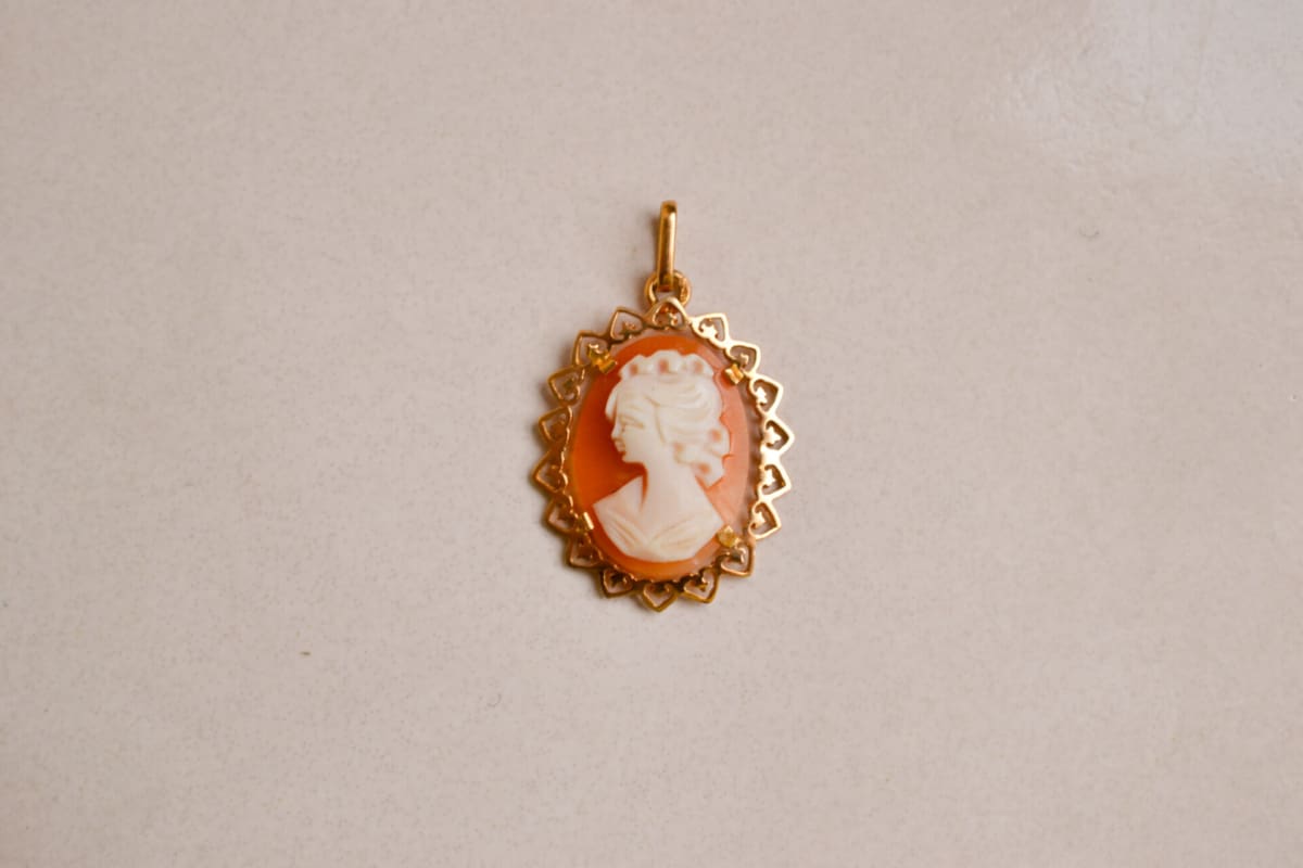 Pendentif Camée en Or jaune 18 carats à décor de coeurs