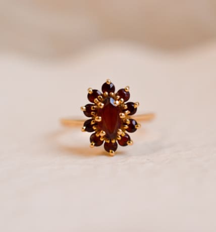 Bague Marguerite en Or jaune 18 carats sertie de Grenats