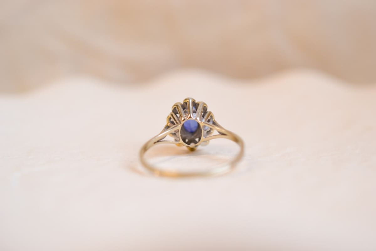 Bague Marguerite intemporelle en Or jaune 18 carats ornée d'une pierre bleue et de pierres blanches