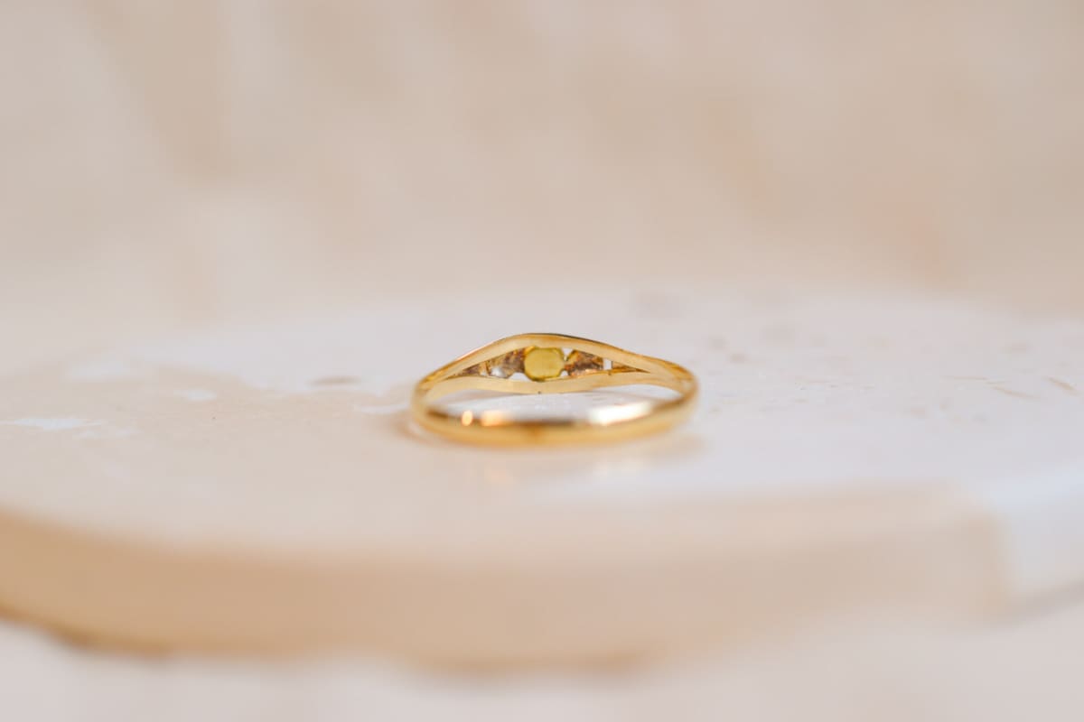 Bague Vintage en Or jaune 18 carats sertie d'un Saphir de synthèse et de 2 Perles