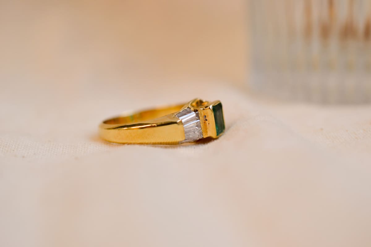 Bague Vintage en Or jaune 18 carats sertie d'une Émeraude épaulée de Diamants