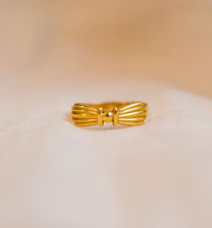 Bague ancienne en Or jaune 18 carats à décor de noeud rainuré