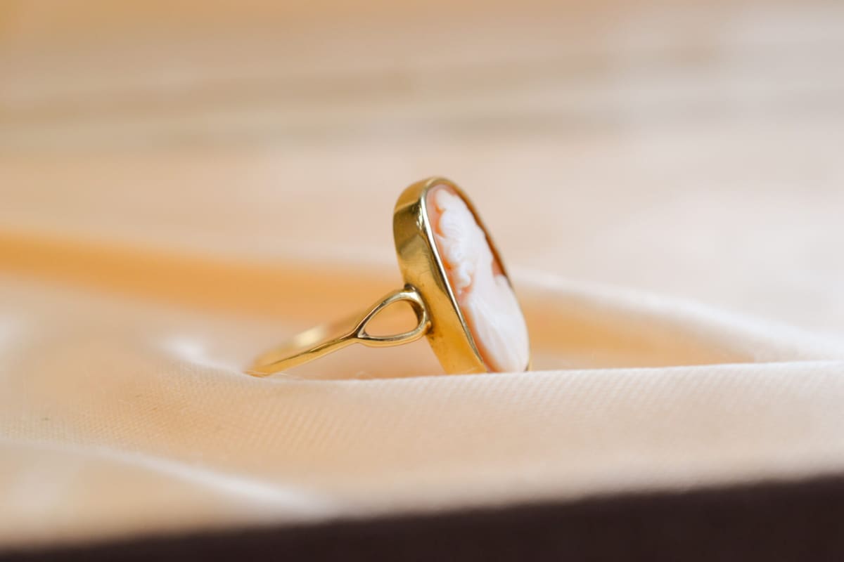 Bague ancienne en Or jaune 18 carats ornée d'un Camée