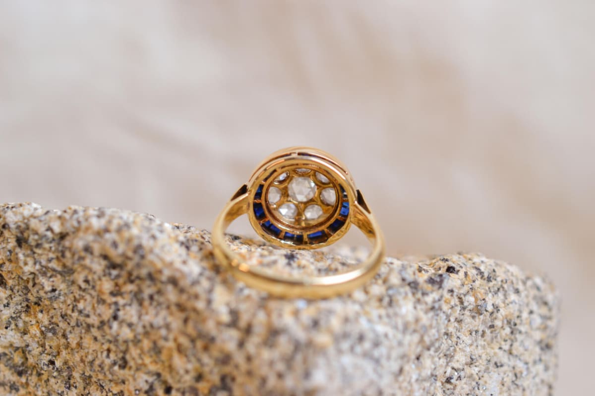 Bague circulaire en Or jaune 18 carats sertie de Saphirs et de Diamants