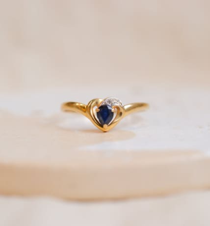 Bague coeur en Or jaune 18 carats ornée d'un Saphir taille poire et d'un Diamant