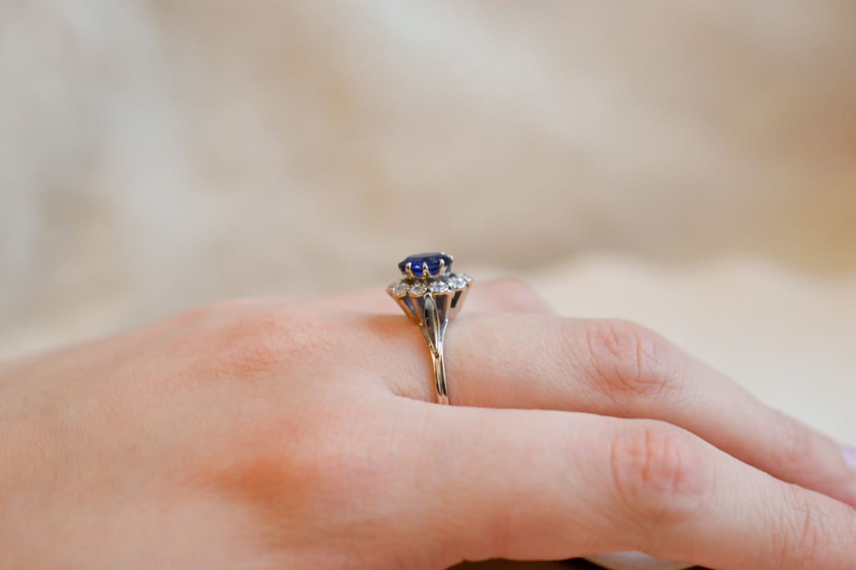 Bague de fiançailles ancienne en Or blanc 18 carats sertie d'une pierre bleue et de pierres blanches