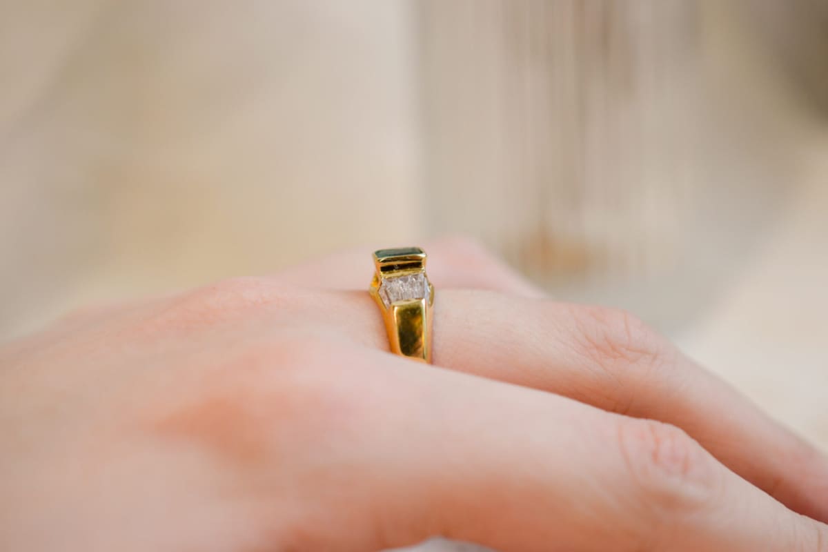 Bague de fiançailles ancienne en Or jaune 18 carats ornée d'une Émeraude et de Diamants