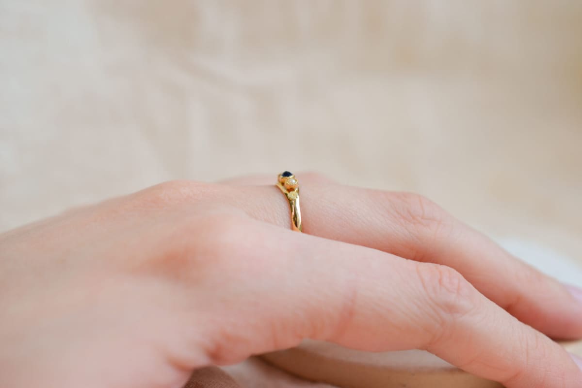 Bague de fiançailles ancienne en Or jaune 18 carats sertie de Saphirs et de Perles