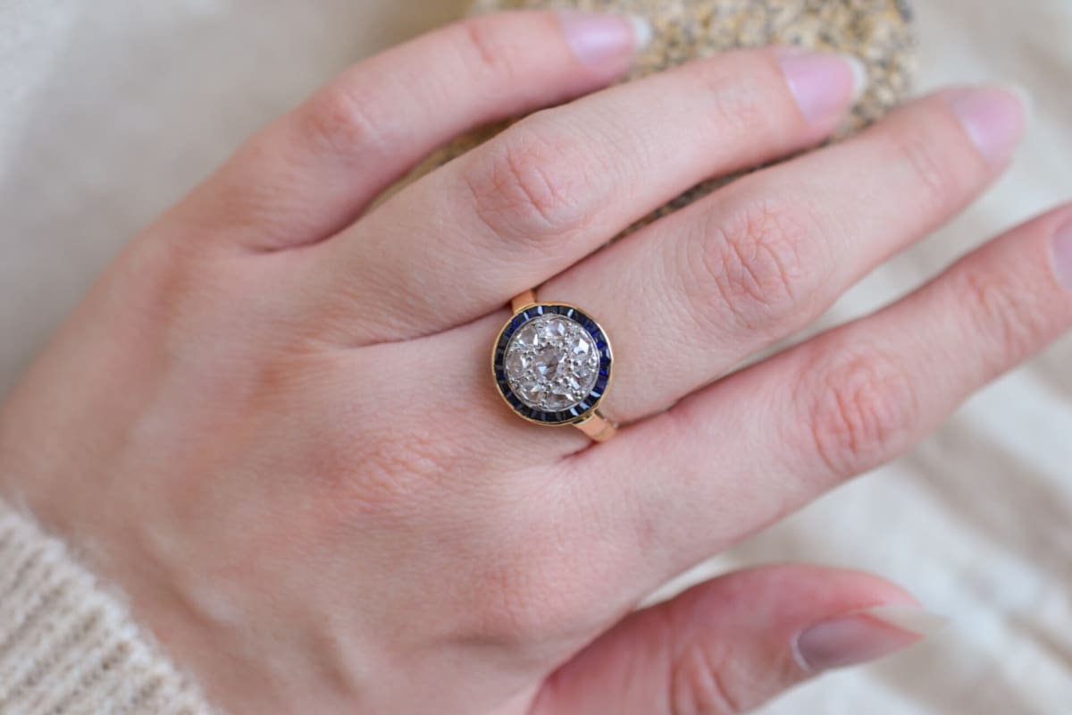 Bague de fiançailles circulaire en Or jaune 18 carats centrée de Diamants entourés de Saphirs calibrés