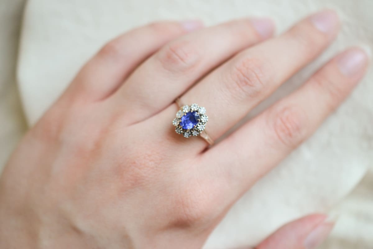 Bague de fiançailles en Or blanc 18 carats ornée de pierres bleue et blanches