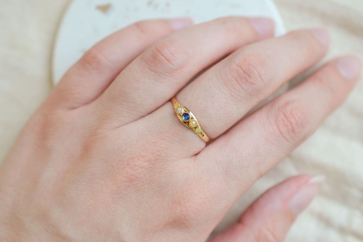 Bague de fiançailles en Or jaune 18 carats ornée de Saphirs et de Perles