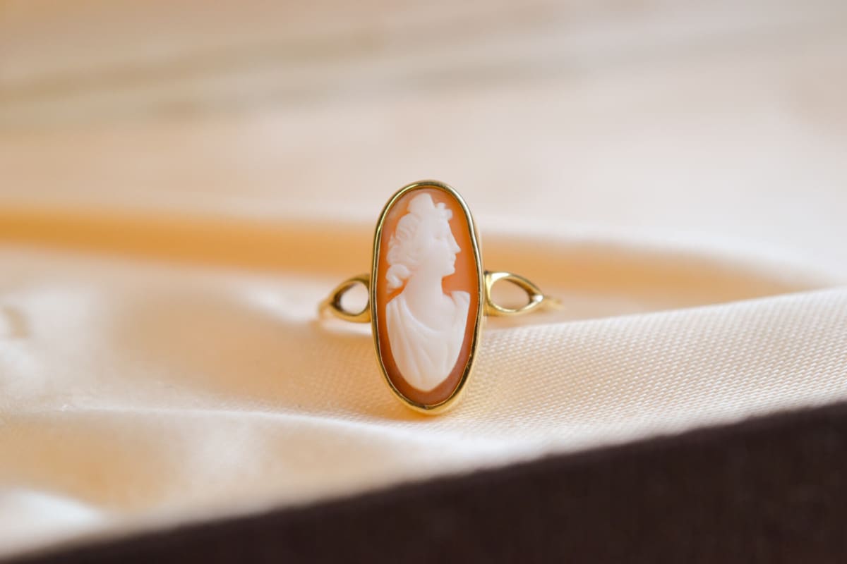 Bague en Or jaune 18 carats ornée d'un Camée forme Navette