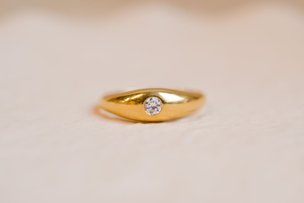 Bague jonc anglais en Or jaune 18 carats ornée d'une pierre blanche