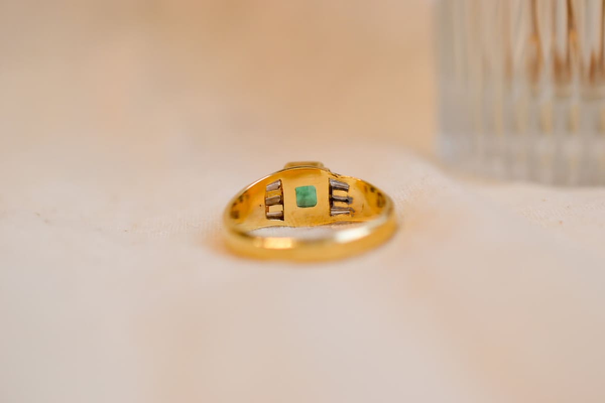 Bague unique en Or jaune 18 carats centrée d'une Émeraude entourée de Diamants