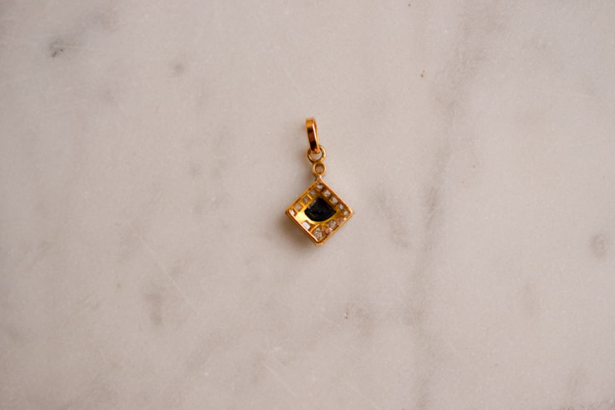 Pendentif Art Déco Vintage en Or jaune 18 carats sertie d'un Saphir et de Diamants