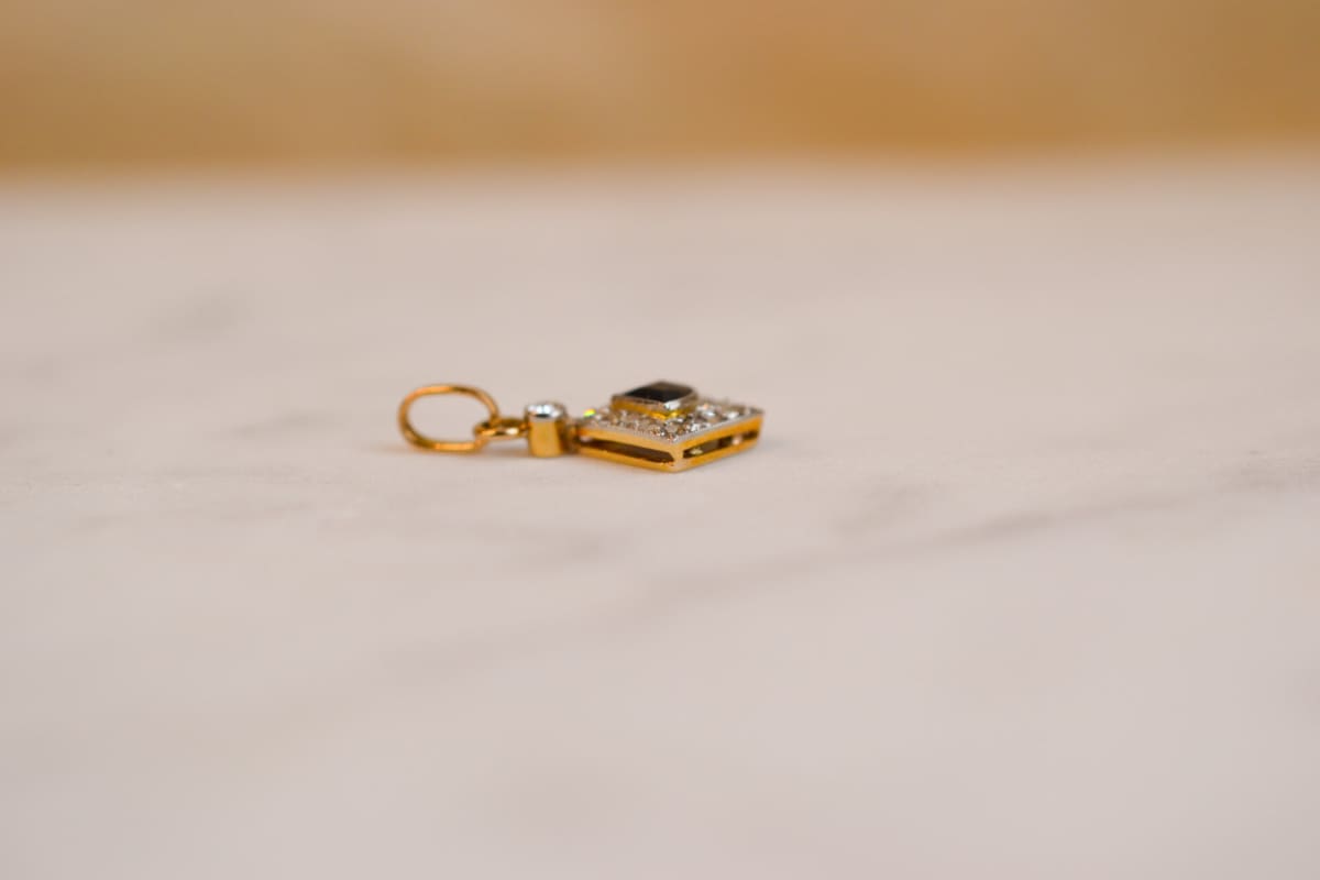 Pendentif Art Déco ancien en Or jaune 18 carats orné de Saphir et de Diamants