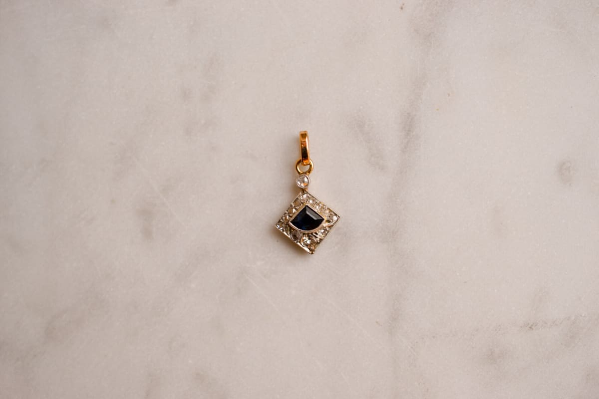 Pendentif Art Déco losange en Or jaune 18 carats centrée d'un Saphir entouré de Diamants