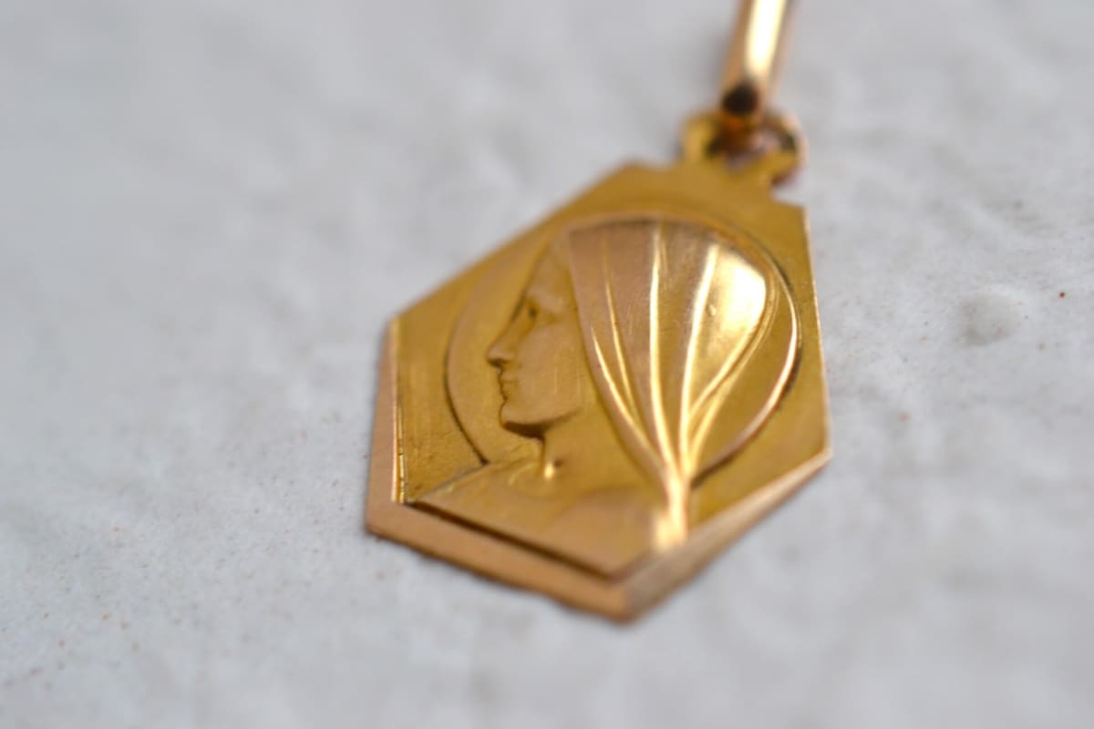 medaille vierge hexagonale