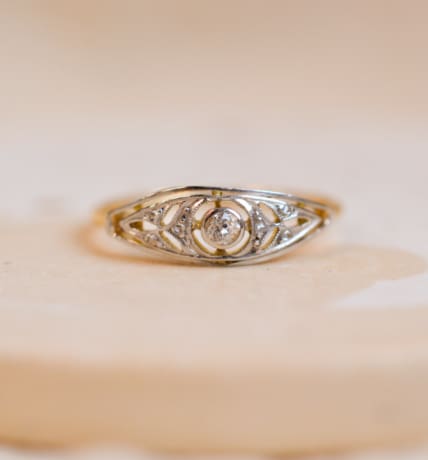 Bague Art Déco 2 Ors 18 carats ajourée centrée d'un Diamant