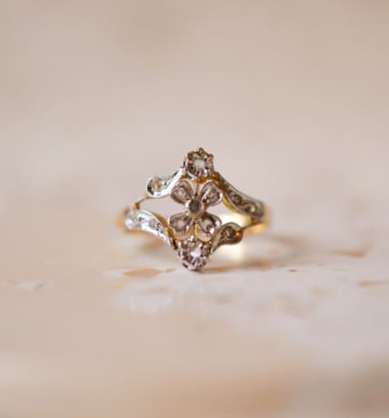 Bague Art Nouveau en Or jaune et blanc 18 carats sertie de Diamants