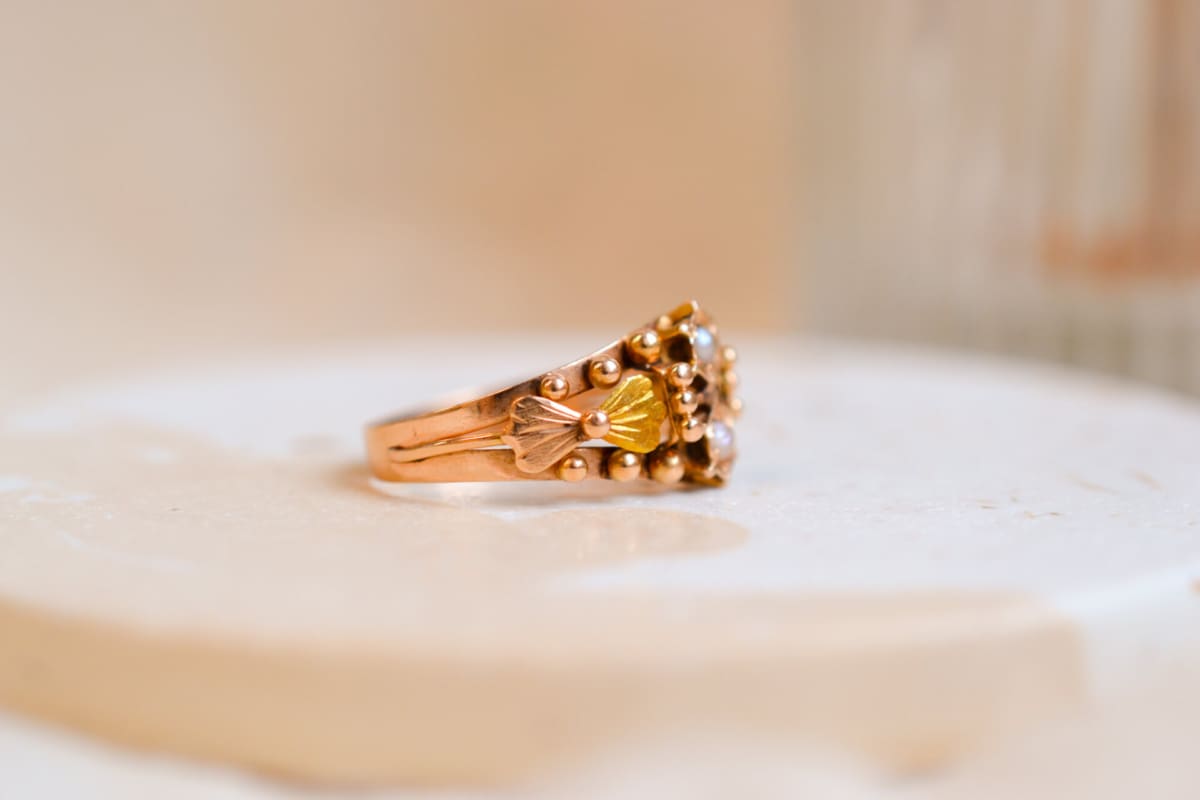 Bague Art Nouveau en Or rose 18 carats ornée de Perles, de noeuds et de billes d'Or