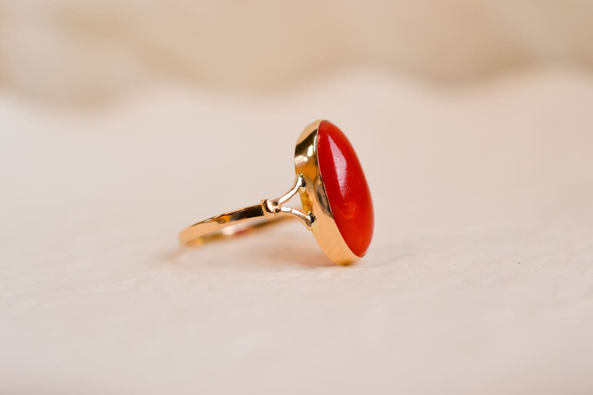 Bague Marquise ancienne en Or jaune 18 carats ornée d'un cabochon de corail
