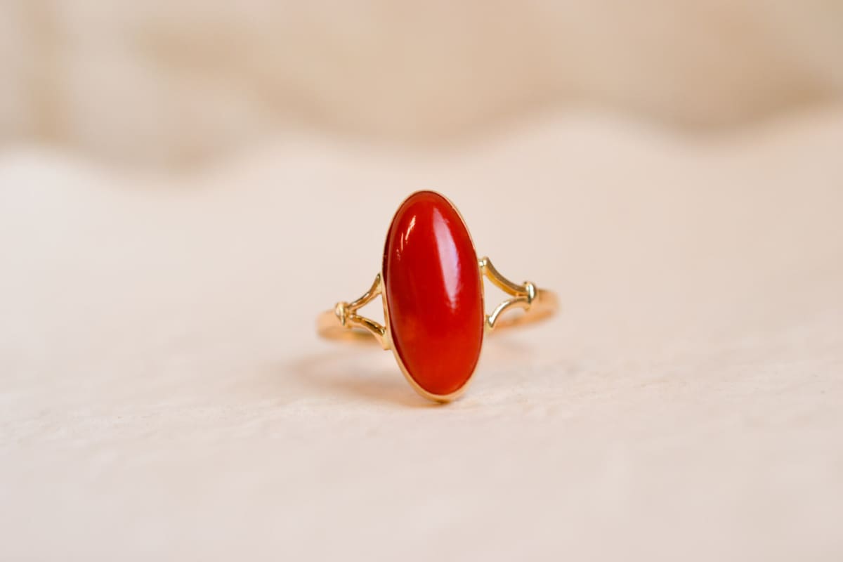 Bague Marquise en Or jaune 18 carats ornée d'un cabochon de corail