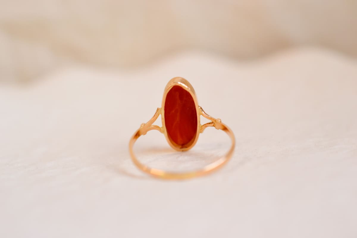 Bague Navette en Or jaune 18 carats ornée d'un cabochon de corail