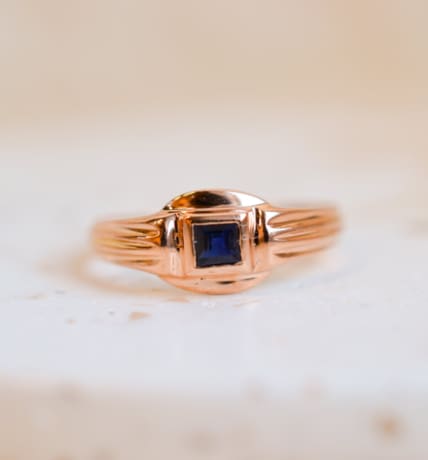 Bague ancienne en Or jaune 18 carats rainurée sertie clos d'un Saphir carré