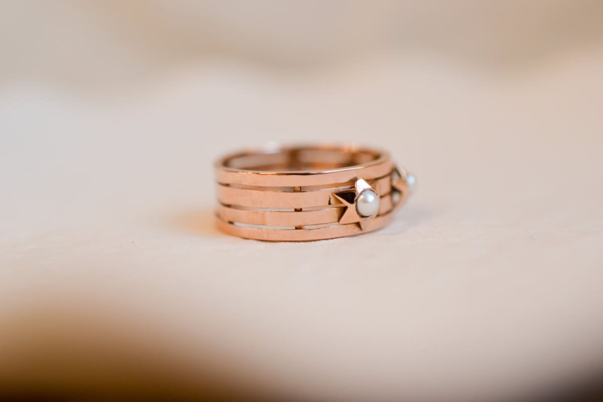 Bague bandeau Vintage en Or rose 18 carats ornée de Perles étoilées