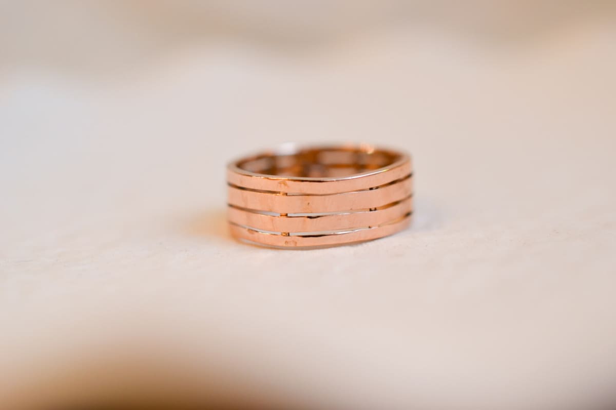 Bague bandeau rainurée en Or rose 18 carats ornée de Perles étoilées