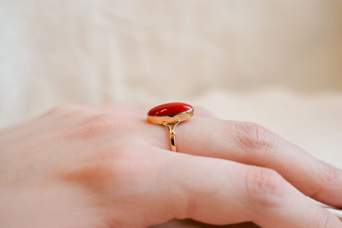Bague de fiançailles Vintage en Or jaune 18 carats ornée d'un cabochon de corail