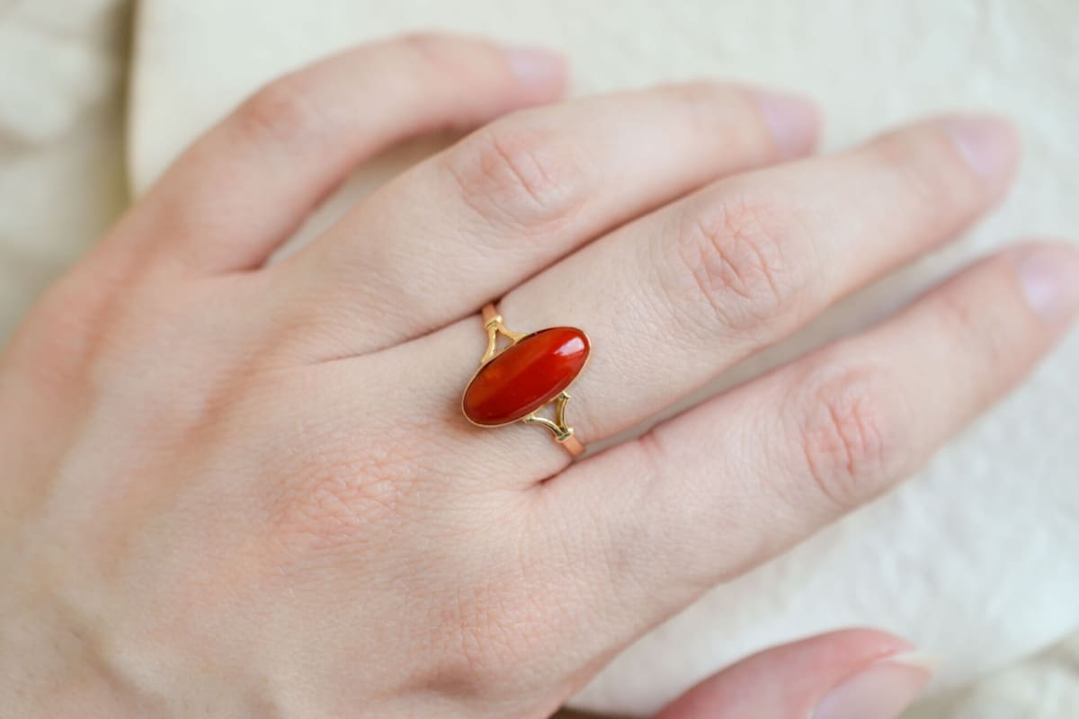Bague de fiançailles ancienne en Or jaune 18 carats ornée d'un cabochon de corail