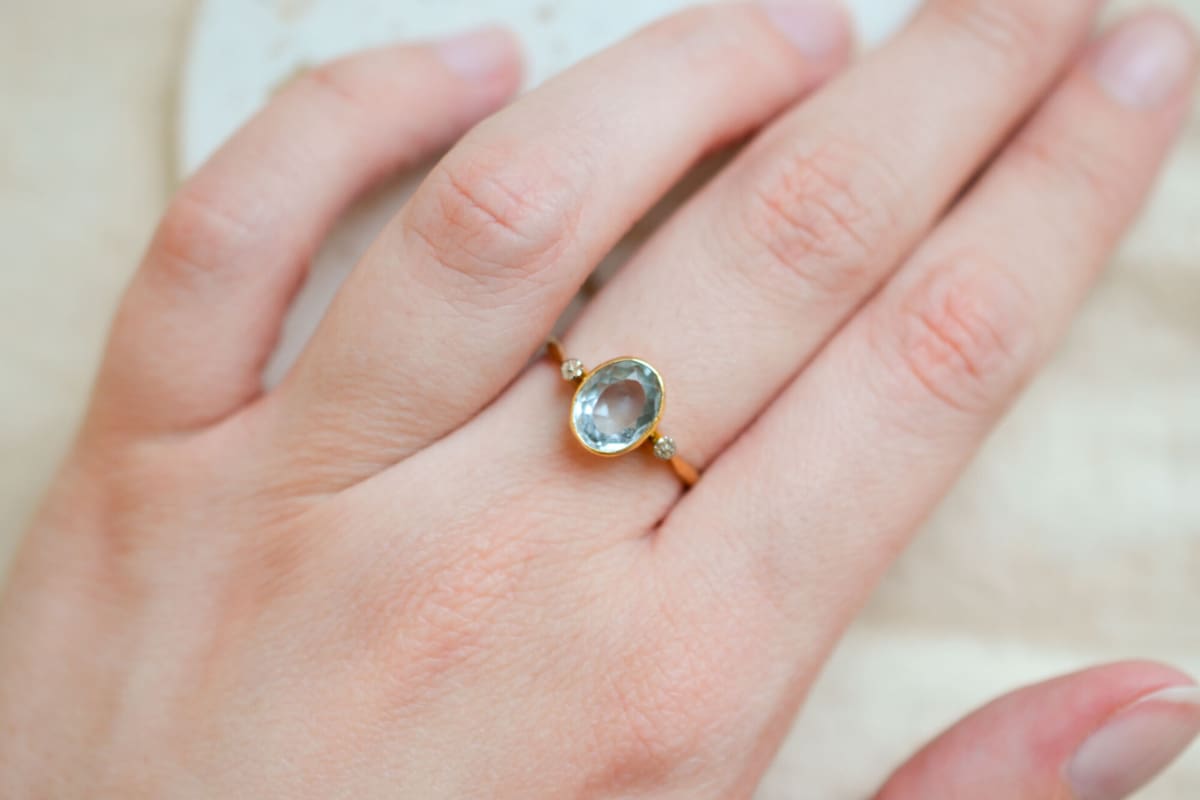 Bague de fiançailles ancienne en Or jaune 18 carats ornée d'une Aigue-Marine ovale